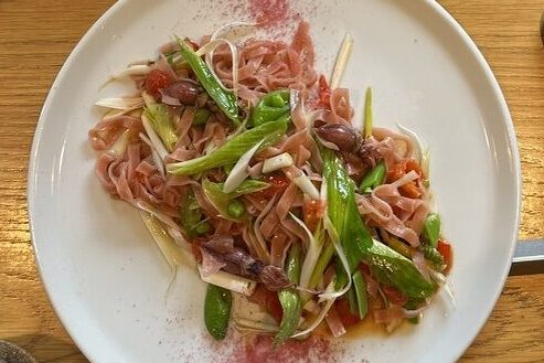 桜の生パスタを使用したホタルイカと菜の花のアーリオオーリオ