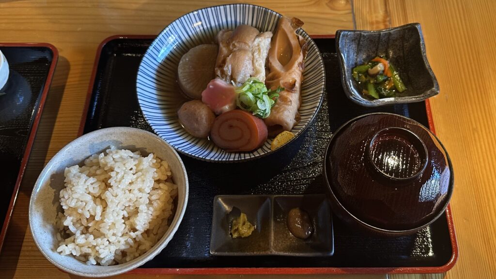 ひがし茶屋街にある「あみや AMIYA」ののどぐろ出汁の金沢おでん定食