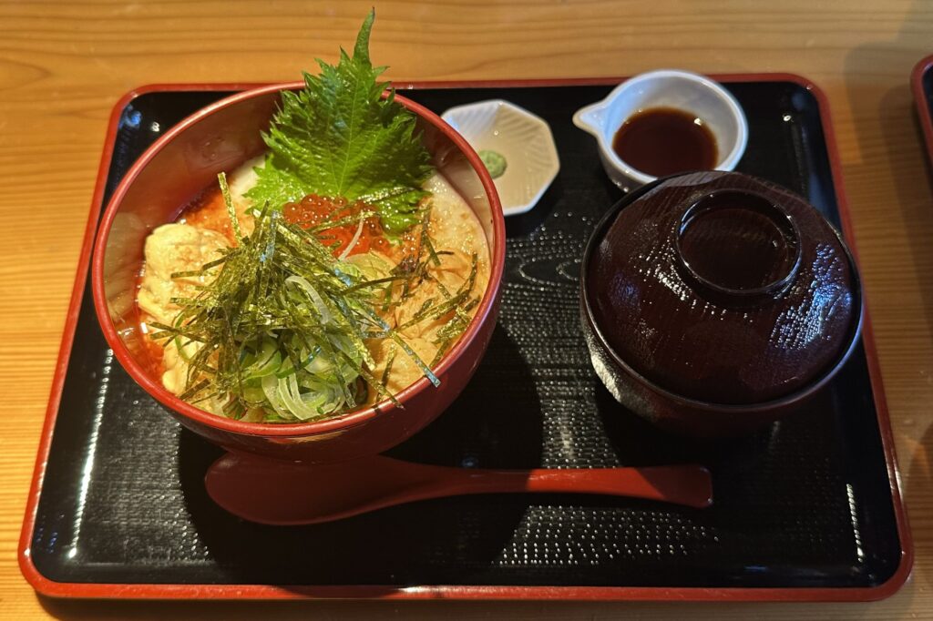 ひがし茶屋街にある「あみや AMIYA」のふぐの漬けとろろ丼