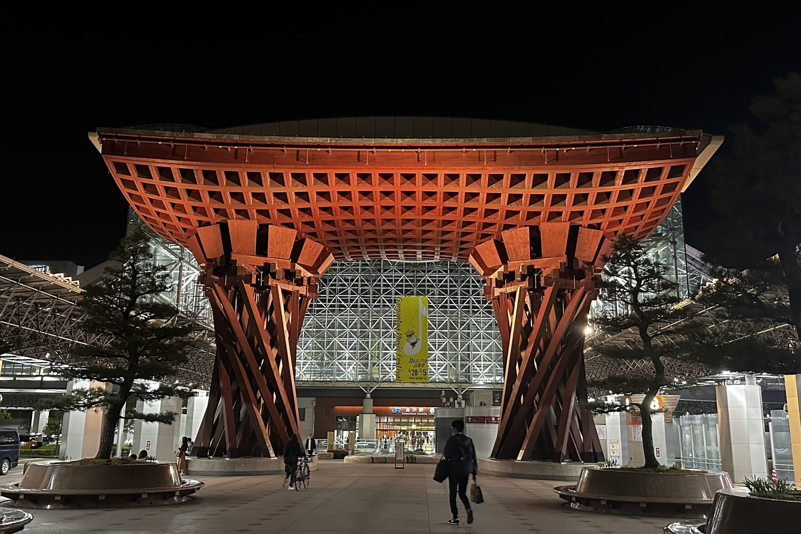 石川県。夜の金沢駅前